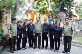 Thiếu tướng Đoàn Duy Khương (ngoài cùng bên trái) cùng Đại tướng Trần Đại Quang (đứng giữa) trong buổi dâng hương tưởng nhớ Đại tướng Võ Nguyên Giáp. (Ảnh: CAND).