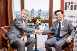 Đại diện GBAF chúc mừng Phó Tổng Giám đốc ABBank Bùi Trung Kiên đã đạt được giải thưởng Ngân hàng Phát triển bán lẻ tốt nhất Việt Nam 2016.