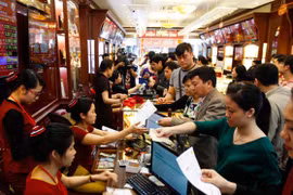Theo Hiệp hội Kinh doanh vàng VN, lượng vàng trong dân hiện nay còn rất lớn, ước tính khoảng 500 tấn (ảnh chụp người dân chen nhau, xếp hàng vài giờ để mua vàng ngày vía Thần Tài) - Ảnh: Nguyễn Khánh