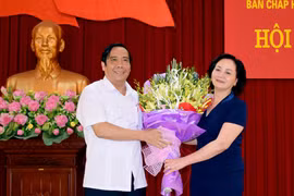 Ông Nguyễn Thanh Bình - Phó trưởng ban Thường trực Ban Tổ chức Trung ương chức mừng tân Bí Thư Yên Bái Phạm Thị Thanh Trà. Ảnh Báo Yên Bái