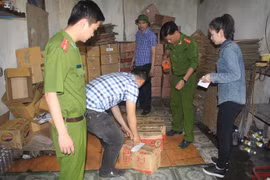 Cơ quan công an thu giữ nhiều thùng giấm gạo được cho là sản xuất từ a xít và nước lã - Ảnh: Phạm Bằng