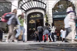 Du khách Trung Quốc trước khách sạn Marriott ở New York. Tập đoàn Trung Quốc đã hất cẳng được Marriott trong thương vụ mua Starwood - Ảnh: AFP