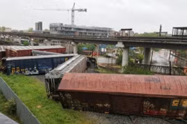 Tàu hỏa trật bánh khiến nhiều toa tàu bị lật, gây rò rỉ hóa chất. ((Nguồn: washingtoncitypaper.com)