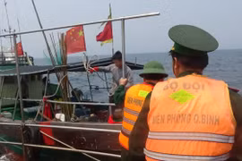 BĐBP Quảng Bình kiểm tra tàu cá của Trung Quốc vi phạm lãnh hải VN - Ảnh: Trường Tuyển