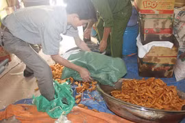 Ông Đới Văn Thịnh (trú phường Đội Cung, TP Vinh) sử dụng phụ gia, ngâm tẩm hóa chất không rõ nguồn gốc sản xuất quẩy Ảnh: Phạm Băng