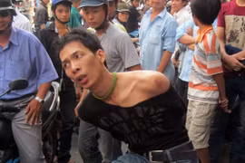 Một tên cướp táo tợn trên đường phố Sài Gòn đã bị công an và người dân bắt giữ - Ảnh: Tư liệu TTO
