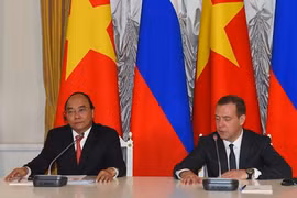 Thủ tướng Nguyễn Xuân Phúc trong buổi họp báo với Thủ tướng Nga Medvedev.