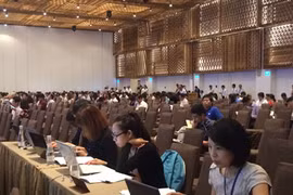 9h sáng, hội trường vẫn vắng hoe