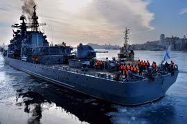 Tàu khu trục Bystryi thả neo ở cảng Vladivostok.