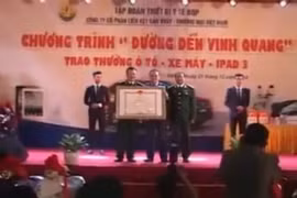 Hình ảnh ông Nguyễn Văn Quyền trao Bằng khen cho Công ty CP Tập đoàn Thiết bị Y tế BQP. Ảnh cắt từ clip
