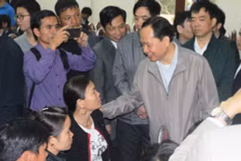 Bí thư Tỉnh ủy Thanh Hóa, Trịnh Văn Chiến, đang tiếp xúc với người dân Sầm Sơn.