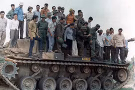 Chủ tịch Fidel Castro đứng trên một chiếc xe tăng của Mỹ do quân giải phóng thu giữ tại chiến trường Quảng Trị. Ảnh: Granma