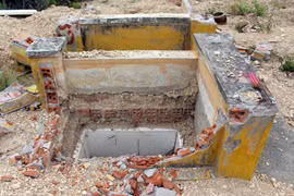 Một trong những ngôi mộ ở núi Hòn Rớ 2 bị đập phá, lấy hài cốt đi nơi khác. Ảnh: Nguyễn Dương (VnExpress)