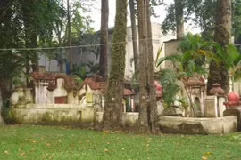 Ngôi mộ cổ bí ẩn trong công viên Tao Đàn - Ảnh: H.Đ.N