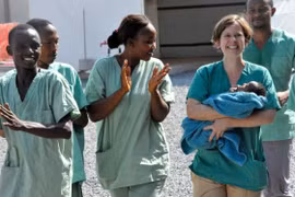 Người dân Guinea vui mừng sau tuyên bố hết dịch Ebola - Ảnh: Oeildafrique