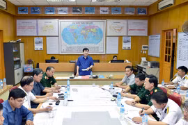 Phó Thủ tướng Chính phủ Trịnh Đình Dũng, Chủ tịch Ủy ban Quốc gia tìm kiếm cứu nạn làm việc với Sở Chỉ huy công tác cứu nạn của Bộ Quốc phòng.
