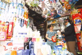 Dù đang có sự dịch chuyển mua sắm từ chợ, cửa hàng tạp hóa vào cửa hàng tiện lợi và siêu thị nhưng nhìn một cách tổng thể, số lượng cửa hàng tạp hóa và chợ trong nước vẫn còn rất lớn, do đó, chi tiêu ở kênh mua sắm truyền thống này vẫn cao. Ảnh: MINH KHUÊ