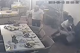 Hình ảnh từ camera tại nhà hàng ghi lại hình ảnh ông Phụng bị chém