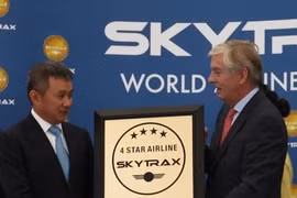  Ông Edward Plaisted – Giám đốc điều hành SkyTrax trao chứng chỉ hãng hàng không 4 sao cho Tổng giám đốc Vietnam Airlines Dương Trí Thành.