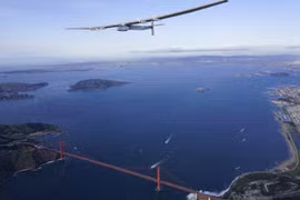 Chiếc Solar Impulse 2 bay ngang cầu Cổng Vàng ở vịnh San Francisco. Ảnh: Solar Impulse