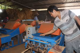Ông Nghiêm Đại Thuận (Trà Vinh) chế máy xe xơ dừa giúp những người làm nghề xe chỉ tơ xơ dừa ở ĐBSCL