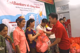 Đại diện SeABank gửi những phần quà ý nghĩa đến đồng bào khó khăn trong "Tuần lễ công dân - CCW2016".