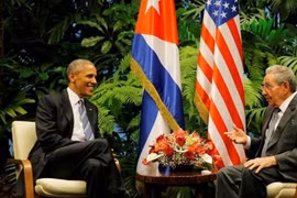 Chủ tịch Cuba Raul Castro (phải) và Tổng thống Mỹ Barack Obama hội đàm tại Havana ngày 21/3 - Ảnh: Reuters.