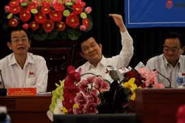 Chủ tịch nước Trương Tấn Sang trao đổi về các ý kiến đóng góp tại buổi tiếp xúc với các chủ doanh nghiệp trên địa bàn TP.HCM.