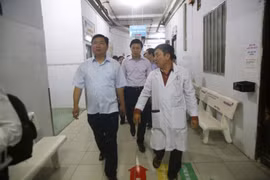 Bí thư Đinh La Thăng thăm BV Chấn thương chỉnh hình. Ảnh Linh Hoàng.
