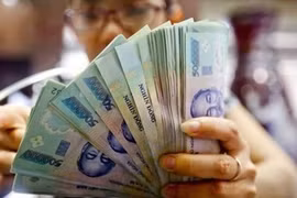 Việc khống chế tiền lương bằng quyết định hành chính có thể dẫn đến một số hệ quả xấu cho công ty.. Ảnh minh họa Bizlive.vn