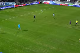 Video: Không thể tin nổi, cầu thủ Malaga dứt điểm như bán độ