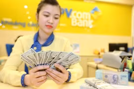 Nếu để ý trong chỉ thị Thống đốc vừa ban hành, “dự trữ ngoại hối” là cụm từ không thấy xuất hiện. Hẳn là nhà điều hành đã lường trước áp lực và khó khăn - Ảnh: Quang Phúc.