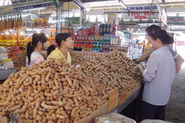 Bộ Tài chính đề xuất đổi tên thuế môn bài thành lệ phí môn bài và thay đổi mức thu có sự khác biệt đối với các doanh nghiệp và hộ kinh doanh cá thể. Ảnh: Minh Tâm.