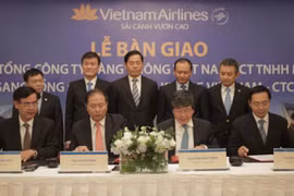 Đại diện bộ GTVT, Vụ trưởng Vụ Quản lý doanh nghiệp ông Vũ Anh Minh và Đại diện VNA, Chủ tịch HĐQT ông Phạm Ngọc Minh ký biên bản bàn giao.