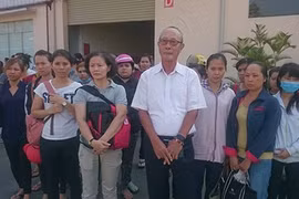 Các nữ công nhân Tango Candy đứng sát cánh bên ông giám đốc Hirosuke. 