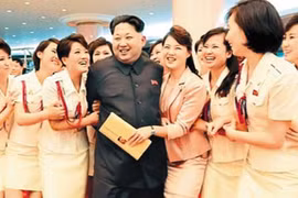 Ông Kim Jong-un được các thành viên nhóm nhạc nữ Moranbong vây quanh. Ảnh: Chosun Ilbo