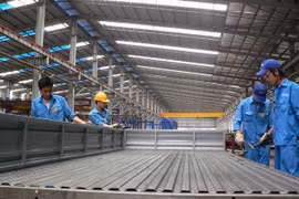 Hiện giá thép trên thị trường bắt đầu hạ nhiệt chứ không còn nhảy múa như vài tuần trước. Ảnh TL: sản xuất thép tại một nhà máy trong nước.