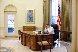 Tổng thống Mỹ Barack Obama làm việc tại bàn ResoluteẢnh: Whitehouse.gov
