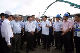 Phó Thủ tướng Trịnh Đình Dũng cùng đoàn công tác kiểm tra Trung tâm Nhiệt điện Duyên Hải. Ảnh: VGP/Xuân Tuyến