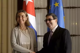 Bà Federica Mogherini, Cao uỷ về chính sách an ninh và đối ngoại Liên minh châu Âu, bắt tay Bộ trưởng Ngoại giao Cuba Bruno Rodriguez Parrilla trong cuộc gặp tại thủ đô Havana ngày 11/3. Ảnh: Reuters.
