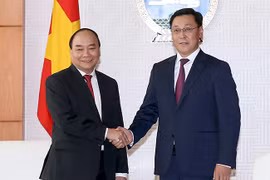 Thủ tướng Nguyễn Xuân Phúc và Thủ tướng Mông Cổ J. Erdenebat. Ảnh: VGP/Quang Hiếu