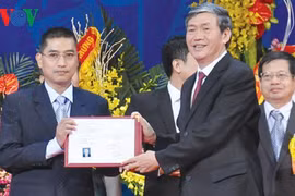 Ông Đinh Thế Huynh, Ủy viên Bộ Chính trị, Trưởng ban Tuyên giáo Trung ương trao giấy chứng nhận đạt tiêu chuẩn chức danh giáo sư cho ông Nguyễn Văn Hiếu.