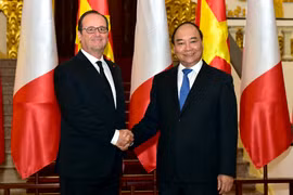 Thủ tướng Nguyễn Xuân Phúc bắt tay chào đón Tổng thống Pháp François Hollande.