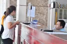 Chậm nộp thuế, doanh nghiệp chịu lãi 0,03%/ngày. Trong ảnh: thực hiện thủ tục thuế tại Cục Thuế TPHCM. Ảnh: Minh Tâm