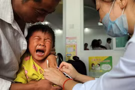 Hiện cơ quan chức năng Trung Quốc chưa công bố có bệnh nhân nào thiệt mạng hay phát bệnh vì bị tiêm vaccine không đảm bảo tiêu chuẩn trong vụ ở Sơn Đông - Ảnh: Financial Times/Getty.
