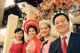Bí thư Tỉnh đoàn Bình Định Nguyễn Minh Triết và Á hậu Đồng Thanh Vy (giữa) rạng rỡ trong đám hỏi. Nguồn: Internet 