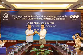 Chủ tịch HOSE trao quà lưu niệm tới ông Trịnh Văn Quyết, Chủ tịch Tập đoàn FLC. (Ảnh: flc.vn)