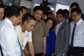 Bí thư Thành ủy Đinh La Thăng và các lãnh đạo TP.HCM tham quan gian trưng bày sản phẩm của một nhóm khởi nghiệp tại Nhà văn hóa Thanh niên TP.HCM. Ảnh: Chính Phong.