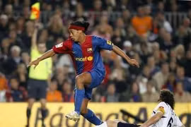 Video: Ronandinho “đòn thù” không thương tiếc… cái xà ngang