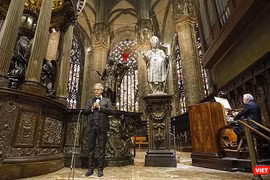 Danh ca Andrea Bocelli trình diễn trong giáo đường, chỉ có một nhạc công đệm đàn